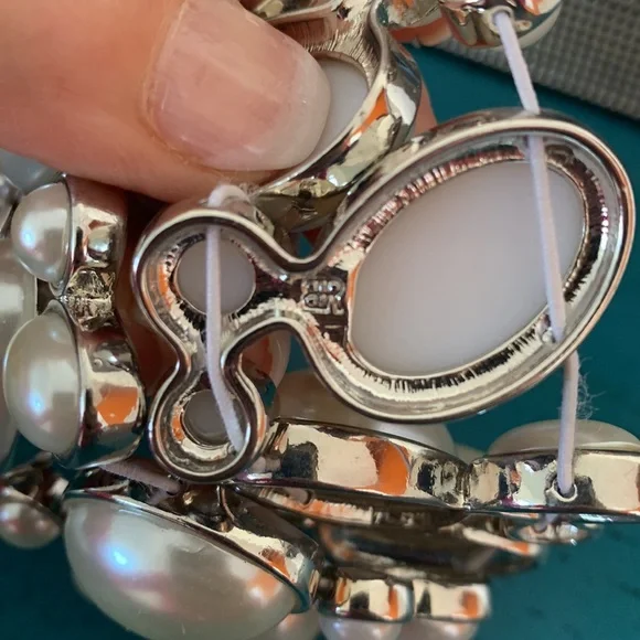 Banana Republic stunning pearl and silver stretch elastic cuff bracelet. - Picture 7 of 7